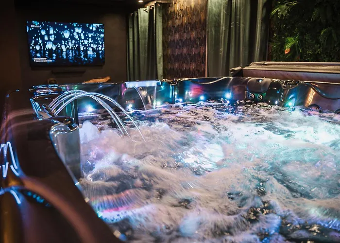 Hébergement de vacances L Escale Vrai Jacuzzi 130 Jets, Sauna, Lit King Size, écran Géant, Netflix